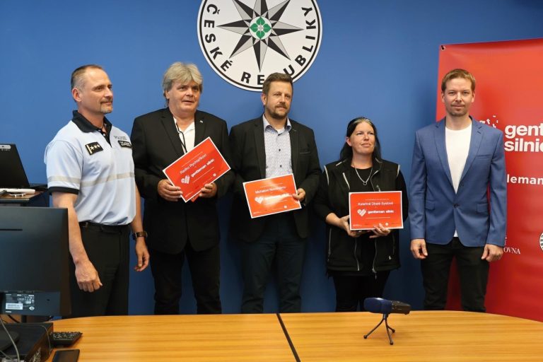 Hrdinský čin na tahu Ústí – Lovosice: Tři noví „Gentlemani silnic“ zachránili životy z hořících vraků