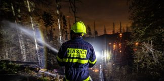 České Švýcarsko: Plocha požáru se mírně zmenšila, v boji s ohněm pomůžou také slovenské Black Hawky