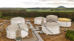 Zvýšení energetické bezpečnosti jako na zavolanou. Metrostav DIZ dokončuje šest nových nádrží na benzin a naftu v Hněvicích Zvýšení energetické bezpečnosti jako na zavolanou. Metrostav DIZ dokončuje šest nových nádrží na benzin a naftu v Hněvicích