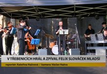 TŘEBENICE: V zahradě Muzea českého granátu hrál a zpíval Felix Slováček mladší