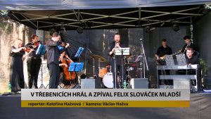 TŘEBENICE: V zahradě Muzea českého granátu hrál a zpíval Felix Slováček mladší TŘEBENICE: V zahradě Muzea českého granátu hrál a zpíval Felix Slováček mladší