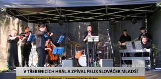 TŘEBENICE: V zahradě Muzea českého granátu hrál a zpíval Felix Slováček mladší