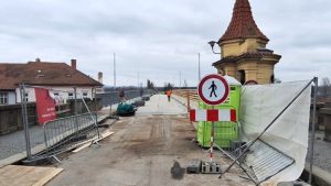 Špindlerův most se příští víkend na pár hodin zcela uzavře. Chodce čeká noční výluka i nová lávka Špindlerův most se příští víkend na pár hodin zcela uzavře. Chodce čeká noční výluka i nová lávka