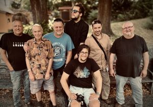 Dražba křišťálu, fotovýstava, ohnivá show i Nábor hrdinů. I takový bude benefiční koncert s kapelou BUTY Dražba křišťálu, fotovýstava, ohnivá show i Nábor hrdinů. I takový bude benefiční koncert s kapelou BUTY