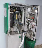 Lovosický automat u veřejných toalet se stal terčem zloděje. Kvůli pěti tisícům napáchal obří škodu, chytila ho kamera Lovosický automat u veřejných toalet se stal terčem zloděje. Kvůli pěti tisícům napáchal obří škodu, chytila ho kamera