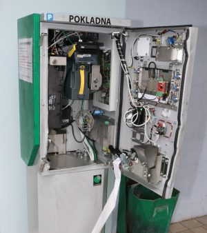 Lovosický automat u veřejných toalet se stal terčem zloděje. Kvůli pěti tisícům napáchal obří škodu, chytila ho kamera Lovosický automat u veřejných toalet se stal terčem zloděje. Kvůli pěti tisícům napáchal obří škodu, chytila ho kamera
