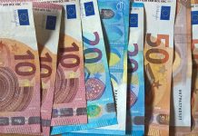 Na Litoměřicku obíhala falešná eura: Prefíkaný podvodník přelepoval nápis „PROP COPY“, hrozí mu 8 let vězení