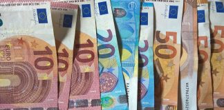 Na Litoměřicku obíhala falešná eura: Prefíkaný podvodník přelepoval nápis „PROP COPY“, hrozí mu 8 let vězení
