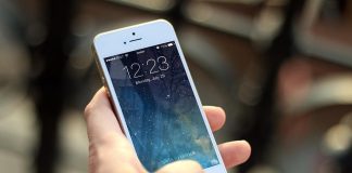 Sliby chyby: Zmizela s novými mobily, důvěřivé ženě z Litoměřicka zbyly jen oči pro pláč a obří dluhy