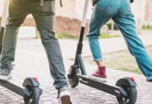 Mladík na elektrokoloběžce srazil v Ústí seniorku. Skončila v nemocnici se zraněním pánve