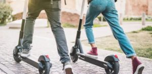 Mladík na elektrokoloběžce srazil v Ústí seniorku. Skončila v nemocnici se zraněním pánve Mladík na elektrokoloběžce srazil v Ústí seniorku. Skončila v nemocnici se zraněním pánve