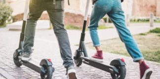 Mladík na elektrokoloběžce srazil v Ústí seniorku. Skončila v nemocnici se zraněním pánve