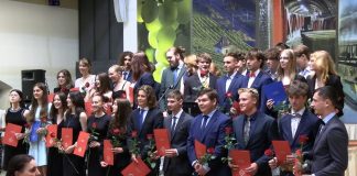 LITOMĚŘICE: Gymnázium předalo slavnostně maturitní vysvědčení v hradu