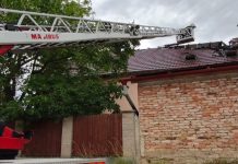 V Kostomlatech pod Řípem hořel rodinný dům. Škoda jde do milionů, příčinou byla nabíječka na mobil