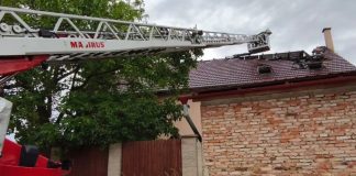 V Kostomlatech pod Řípem hořel rodinný dům. Škoda jde do milionů, příčinou byla nabíječka na mobil