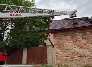 V Kostomlatech pod Řípem hořel rodinný dům. Škoda jde do milionů, příčinou byla nabíječka na mobil