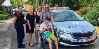 Dojemné překvapení: Nemocný Šimon oslavil 18. narozeniny, gratulovat mu přijeli policisté v uniformě