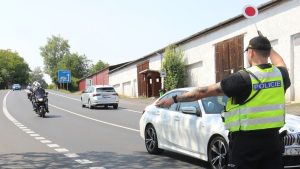 Víkendové kontroly na silnicích: Policisté rozdali pokuty za stovky tisíc, zaměřili se i na motorkáře Víkendové kontroly na silnicích: Policisté rozdali pokuty za stovky tisíc, zaměřili se i na motorkáře