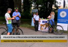 LITOMĚŘICE: Policisté na Střeleckém ostrově rozdávali cyklistům dárky