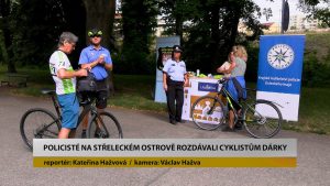 LITOMĚŘICE: Policisté na Střeleckém ostrově rozdávali cyklistům dárky LITOMĚŘICE: Policisté na Střeleckém ostrově rozdávali cyklistům dárky