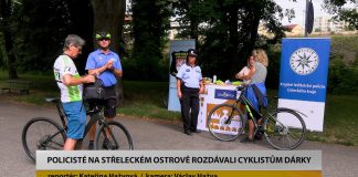 LITOMĚŘICE: Policisté na Střeleckém ostrově rozdávali cyklistům dárky