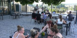 ROUDNICE N. L.: Léto v Caffé Říp odstartoval hudebník VALIS