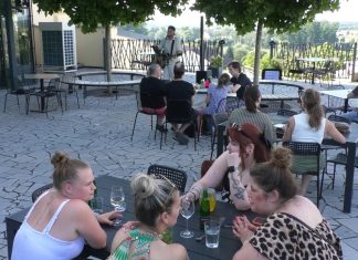 ROUDNICE N. L.: Léto v Caffé Říp odstartoval hudebník VALIS