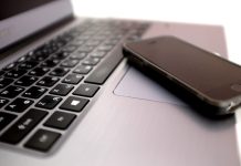 Podvodníci na Štětsku obrali ženu o desítky tisíc. Využili trik s „rozbitým telefonem dcery“