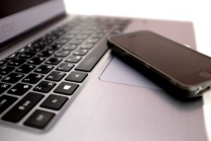 Podvodníci na Štětsku obrali ženu o desítky tisíc. Využili trik s „rozbitým telefonem dcery“ Podvodníci na Štětsku obrali ženu o desítky tisíc. Využili trik s „rozbitým telefonem dcery“