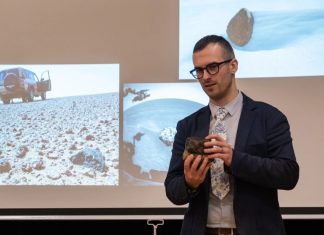 Dotkněte se vesmíru. Pedagog a ředitel litoměřické školy Radek Šrejbr přináší unikátní přednášky s ukázkou pravých meteoritů