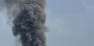 Už 20 jednotek hasičů bojuje s požárem skládky v Čížkovicích. Byl vyhlášen 3. stupeň poplachu, lidé v okolí nemají větrat