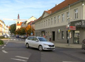 Lovosice zatočí s nočním hlukem z tuněných výfuků. Strážníci hlásí první záchyty Ilustrační snímek - Lovosice