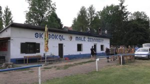 M. ŽERNOSEKY: Obec investuje do nových šaten fotbalistů. Ti pomáhají s rekonstrukcí M. ŽERNOSEKY: Obec investuje do nových šaten fotbalistů. Ti pomáhají s rekonstrukcí