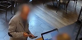 Z barové krádeže v Litoměřicích padesátka nákupů: Muž bezkontaktně platil cizí kartou, hrozí mu vězení
