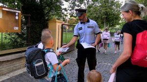 LITOMĚŘICE: Policisté vysvětlovali školákům, jak správně přes přechod LITOMĚŘICE: Policisté vysvětlovali školákům, jak správně přes přechod