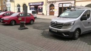 LITOMĚŘICE: Další část rekonstrukce v Dlouhé převzalo město. Památkáři nechtějí květináče LITOMĚŘICE: Další část rekonstrukce v Dlouhé převzalo město. Památkáři nechtějí květináče