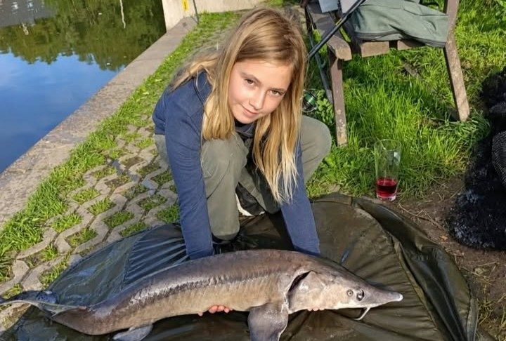 Mladí rybáři z Bohušovic nad Ohří absolvovali úspěšné soustředění v Nedamově. Radost udělali i ulovení jeseteři