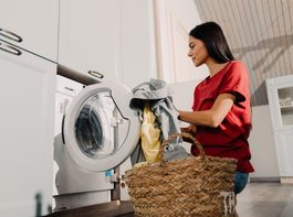 Jak prát efektivně, aby bylo oblečení vždy dokonale čisté a voňavé? (Inzerce)
