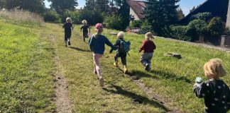 Lesní klub UMA centrum pod Mostnou horou přijímá nové děti. Nabízí svobodnou hru i podporu domškolákům