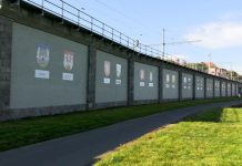 ROUDNICE N.L: Erbovní stěna symbolicky propojuje města na Labi