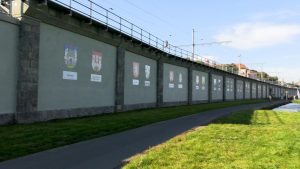 ROUDNICE N.L: Erbovní stěna symbolicky propojuje města na Labi ROUDNICE N.L: Erbovní stěna symbolicky propojuje města na Labi