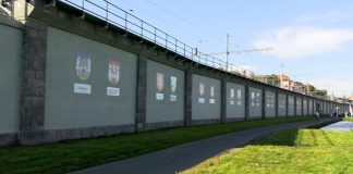 ROUDNICE N.L: Erbovní stěna symbolicky propojuje města na Labi